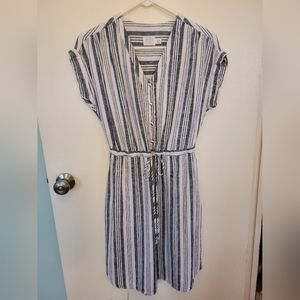 White and grey striped front tie linon  dress with pockets. Size 4-6 small.